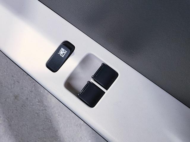 アルト F レーダーブレーキサポート装着車/5AGS/禁煙/衝突軽減/誤発進抑制/キーレス/13インチ社外アルミホイール/FM・AMラジオ付きCDプレイヤー/PS/PW/取扱説明書/記録簿/(25枚目)