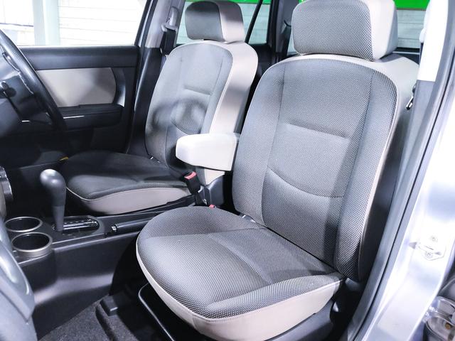 アームレスト付きのフロントシート！