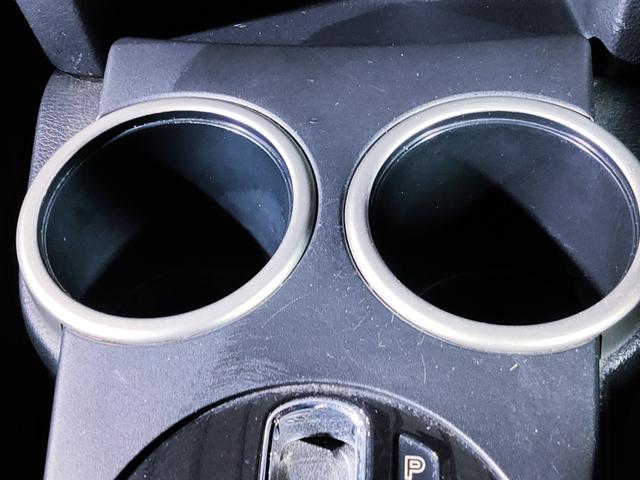 運転席からも助手席からも手の届き易いところにドリンクホルダーが装着されています！