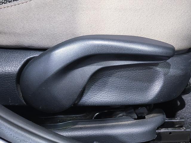 運転席シート座面の高さも簡単に調整可能です！