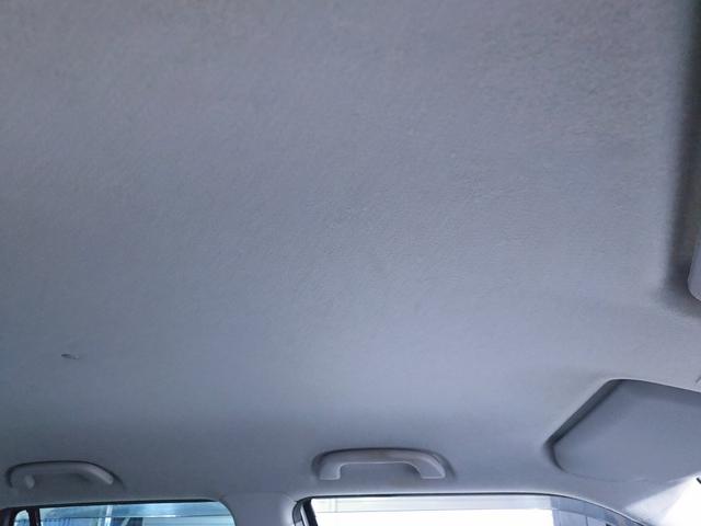 ルーフトリムに目立つような汚れや垂れはございません。