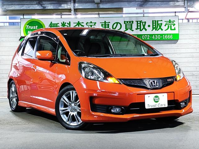 フィット ＲＳ　６ＭＴ後期型／Ｊ’ｓＲＡＣＩＮＧフルチタンマフラー／ＢＬＩＴＺ車高調ＤＡＭＰＥＲＺＺ－Ｒ／無限リアスポイラー／社外シフトノブ／Ｂｌｕｅｔｏｏｔｈ／ＵＳＢ／前後ドラレコ／ＥＴＣ／禁煙車（4枚目）