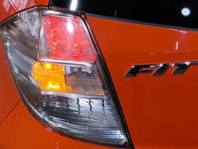 フィット ＲＳ　６ＭＴ後期型／Ｊ’ｓＲＡＣＩＮＧフルチタンマフラー／ＢＬＩＴＺ車高調ＤＡＭＰＥＲＺＺ－Ｒ／無限リアスポイラー／社外シフトノブ／Ｂｌｕｅｔｏｏｔｈ／ＵＳＢ／前後ドラレコ／ＥＴＣ／禁煙車（50枚目）
