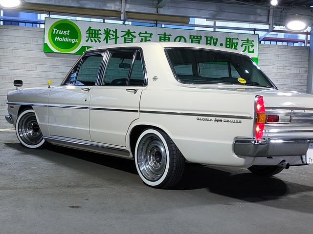 �t�����g���烊�A�Ƀ��C�����꒼���Ɍq����u�t���b�g�f�b�L�v�X�^�C�����̗p�B�ԑ̂𒷂��A�Ⴍ�����鎋�o���ʂ�����A�L�т₩��������܂���