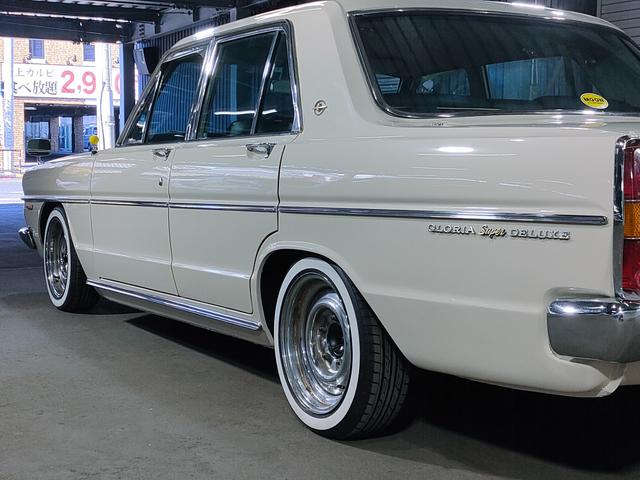 �t�����g���烊�A�Ƀ��C�����꒼���Ɍq����u�t���b�g�f�b�L�v�X�^�C�����̗p�B�ԑ̂𒷂��A�Ⴍ�����鎋�o���ʂ�����A�L�т₩��������܂���