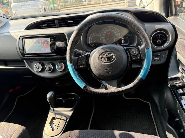 ヴィッツ 1.3F LEDエディション 純正メモリーナビ フルセグTV バックカメラ ドライブレコーダー ETC車載器 アイドリングストップ ステアリングスイッチ ワンオーナー買取入庫車両 オートライト オート電格ミラー 横滑り防止装置(8枚目)