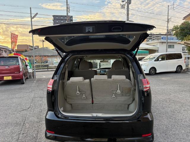 Ｒゲート開けるとこれだけのスペースが確保出来ます♪三列７人乗りです♪