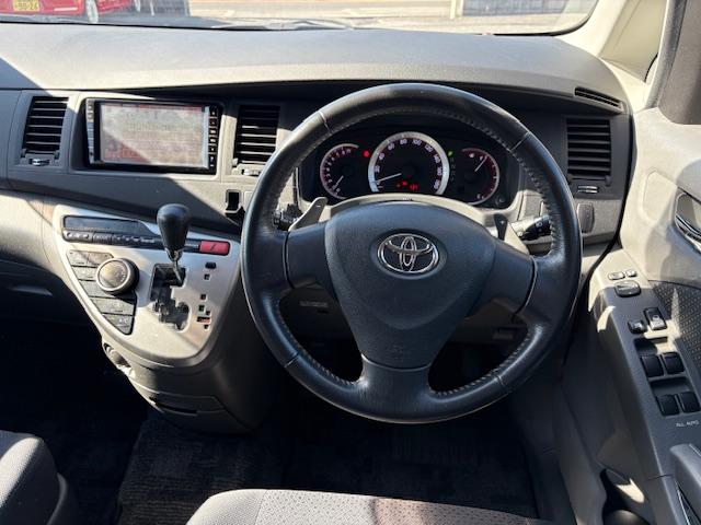 アイシス プラタナ 社外HDDナビ フルセグTV バックカメラ 後席モニター ETC車載器 HIDヘッド 左パワースライドドア パドルシフト 三列7人乗り スマートキー Pスタート 走行中TVOK 純正16AW(8枚目)