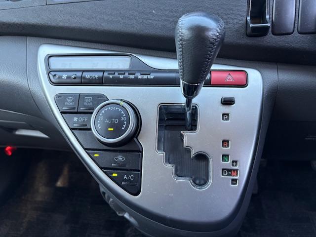 アイシス プラタナ 社外HDDナビ フルセグTV バックカメラ 後席モニター ETC車載器 HIDヘッド 左パワースライドドア パドルシフト 三列7人乗り スマートキー Pスタート 走行中TVOK 純正16AW(15枚目)