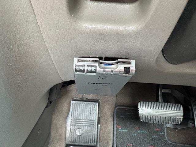 キャラバンエルグランド Ｖ　社外１０インチナビ　フルセグＴＶ　バックカメラ　ブルーツゥース対応ナビ　全席シートカバー施工　社外１８ＡＷ　後席ツインモニター　社外マフラー　ウーハー　ＥＴＣ車載器　オートライト（12枚目）