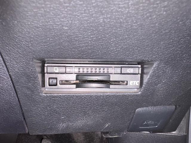 カローラフィールダー ハイブリッドG 純正SDナビ フルセグTV バックカメラ ブルーツゥース対応ナビ ETC車載器 黒革調シートカバー アイドリングストップ 横滑り防止装置 オートマチックハイビーム レーンアシスト 衝突軽減ブレーキ(17枚目)