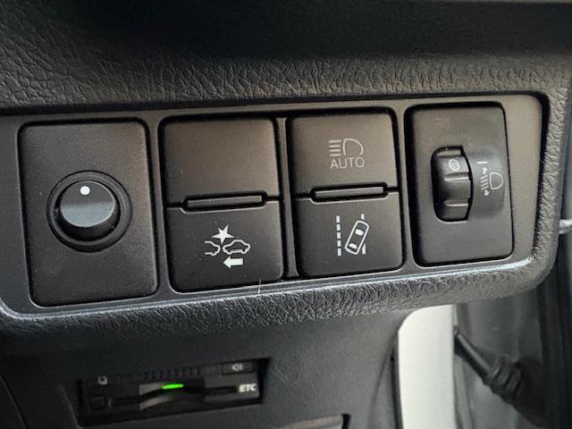 カローラフィールダー ハイブリッドG 純正SDナビ フルセグTV バックカメラ ブルーツゥース対応ナビ ETC車載器 黒革調シートカバー アイドリングストップ 横滑り防止装置 オートマチックハイビーム レーンアシスト 衝突軽減ブレーキ(18枚目)