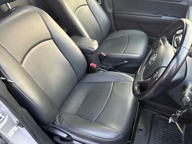 カローラフィールダー ハイブリッドG 純正SDナビ フルセグTV バックカメラ ブルーツゥース対応ナビ ETC車載器 黒革調シートカバー アイドリングストップ 横滑り防止装置 オートマチックハイビーム レーンアシスト 衝突軽減ブレーキ(20枚目)