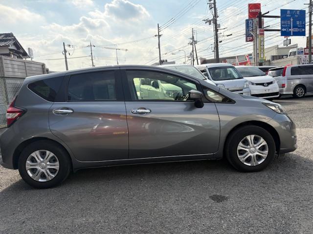 ノート 　社外メモリーナビ　フルセグＴＶ　ブルーツゥース対応ナビ　ドライブレコーダーナビ連動　ＥＴＣ車載器　スマートキー　Ｐスタート　アイドリングストップ　横滑り防止装置　レーンキープアシスト（4枚目）