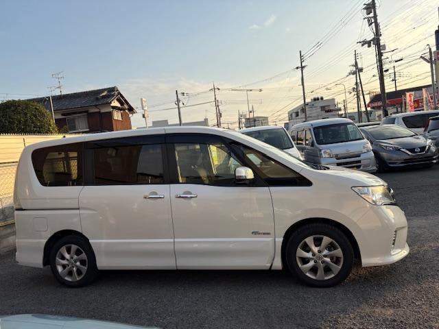 セレナ ハイウェイスター　Ｓ－ハイブリッド　純メモリーナビ　フルセグＴＶ　バックカメラ　前後カメラデジタルインナーミラー　ＥＴＣ車載器ナビ連動　室内ＬＥＤ電球　ブルーツゥース対応ナビ　クルーズコントロール　三列８人乗り　左パワースライドドア（4枚目）