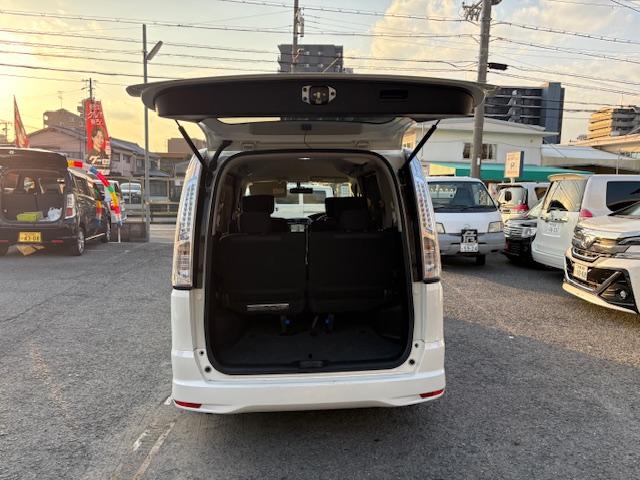 セレナ ハイウェイスター　Ｓ－ハイブリッド　純メモリーナビ　フルセグＴＶ　バックカメラ　前後カメラデジタルインナーミラー　ＥＴＣ車載器ナビ連動　室内ＬＥＤ電球　ブルーツゥース対応ナビ　クルーズコントロール　三列８人乗り　左パワースライドドア（6枚目）