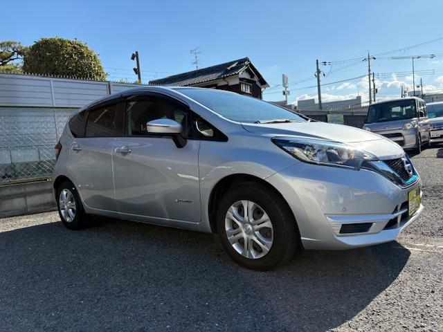 ノート e-パワー B 社外CDステレオ ETC車載器 アラウンドビューモニター スマートキー Pスタート 横滑り防止装置 コーナーセンサー 衝突軽減ブレーキ インテリルームミラー(3枚目)