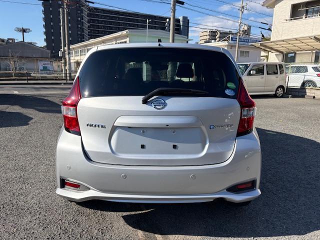 ノート e-パワー B 社外CDステレオ ETC車載器 アラウンドビューモニター スマートキー Pスタート 横滑り防止装置 コーナーセンサー 衝突軽減ブレーキ インテリルームミラー(6枚目)