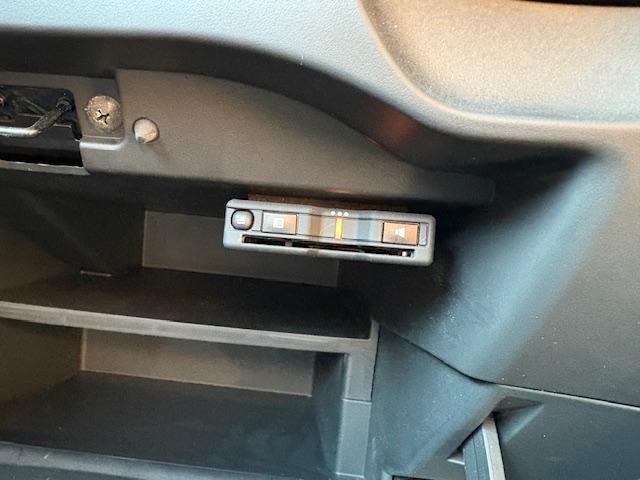 ノート e-パワー B 社外CDステレオ ETC車載器 アラウンドビューモニター スマートキー Pスタート 横滑り防止装置 コーナーセンサー 衝突軽減ブレーキ インテリルームミラー(13枚目)