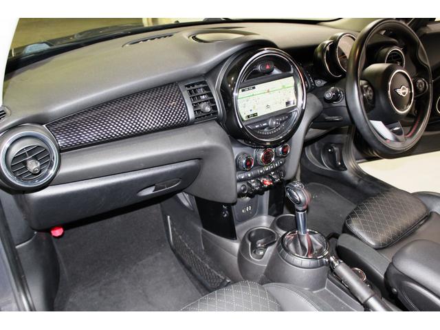ＭＩＮＩ クーパーＳ★Ｆ５６ターボ★走行３５５６６ｋｍ★チリパッケージ　＜ライト・エキサイトメント・ストレージコンパートメントＰＫＧ★ＪＯＨＮＣＯＯＰＥＲＷＯＲＫＳ革巻ステア・クルコン・ドライビングモード・１０本ツインスポーク１７ＡＷ＞ＨＤＤナビ・シートヒーター・ＥＴＣ（17枚目）