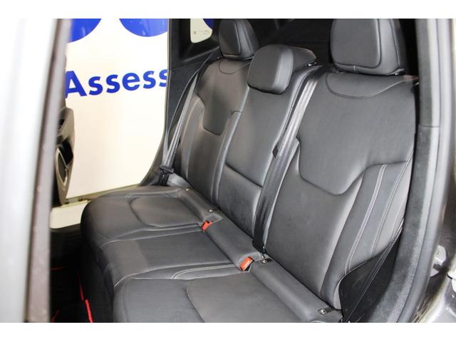 ジープ・レネゲード リミテッド★ターボ★ユーザー買取１オナ禁煙車★スマホ連携ナビ　セーフティサポート／アダプティブクルコン★ＬＥＤヘッド＆フォグ／オートライト／Ｒフォグ★黒本革シート／パワーシート／シートヒーター★革巻ステア／ヒーター付★ＵコネナビＤＴＶバックモニター★ＥＴＣ２．０（16枚目）