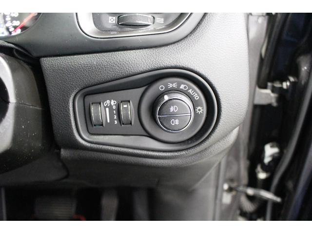 ジープ・レネゲード リミテッド★ターボ★ユーザー買取１オナ禁煙車★スマホ連携ナビ　セーフティサポート／アダプティブクルコン★ＬＥＤヘッド＆フォグ／オートライト／Ｒフォグ★黒本革シート／パワーシート／シートヒーター★革巻ステア／ヒーター付★ＵコネナビＤＴＶバックモニター★ＥＴＣ２．０（34枚目）