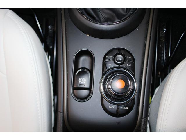 ＭＩＮＩ クーパーＳ　Ｅ　クロスオーバー　オール４★５人乗☆白ルーフ　★ルーフレール☆ユーザー買取１オナ禁煙車★ペッパーＰＫＧ（パーキングアシスト・ＰＤＣ・リアビューカメラ）★ＭＩＮＩコネクトナビ・ＳＯＳコール★シートヒーター★ＣＡＢＡＮＡ革調シートカバー☆ミラーＥＴＣ（38枚目）