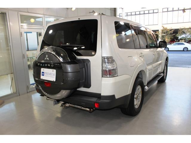パジェロ ロング　リミテッドエディション４ＷＤ７人乗☆背面ハードカバー　☆パナソニックナビ／フルセグＴＶ／バックモニター＆アルパイン１０．１型フリップダウンモニター☆４×４エンジニアリング１６インチＡＷ☆ＨＩＤヘッド／オートライト／前後フォグ☆黒革調シートカバー☆ヒッチＭ（6枚目）
