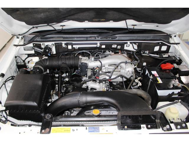 パジェロ ロング　リミテッドエディション４ＷＤ７人乗☆背面ハードカバー　☆パナソニックナビ／フルセグＴＶ／バックモニター＆アルパイン１０．１型フリップダウンモニター☆４×４エンジニアリング１６インチＡＷ☆ＨＩＤヘッド／オートライト／前後フォグ☆黒革調シートカバー☆ヒッチＭ（11枚目）