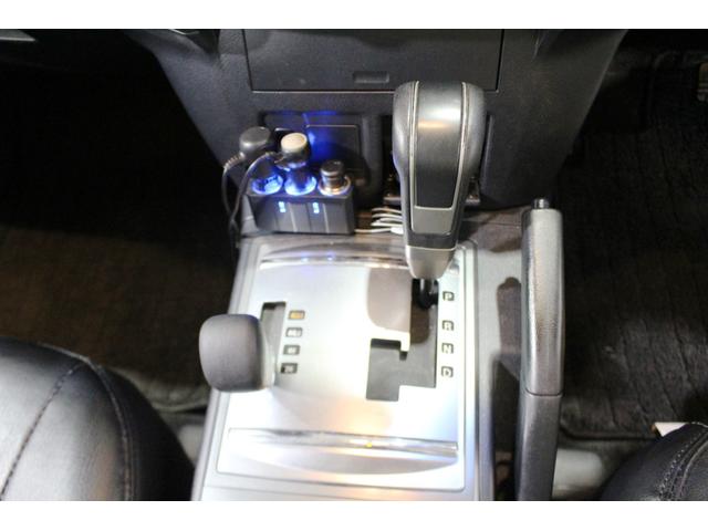 パジェロ ロング　リミテッドエディション４ＷＤ７人乗☆背面ハードカバー　☆パナソニックナビ／フルセグＴＶ／バックモニター＆アルパイン１０．１型フリップダウンモニター☆４×４エンジニアリング１６インチＡＷ☆ＨＩＤヘッド／オートライト／前後フォグ☆黒革調シートカバー☆ヒッチＭ（32枚目）