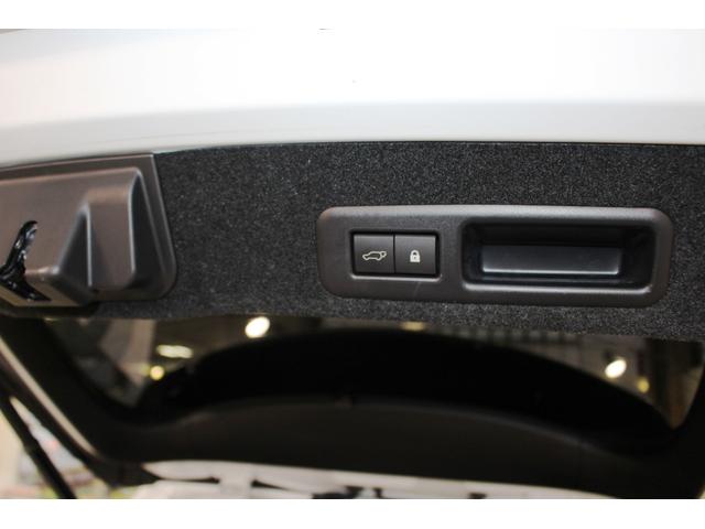 RX RX300 Fスポーツ☆ユーザー買取1オナ禁煙車☆R2後期型 MOPパノラマルーフ/ルーフレール・360°モニター☆純SDナビ/プレミアムサウンドDTV・Blu-ray・スマホ連携☆赤革スポーツシート電動ヒーター&エアシート☆セーフティシステム+BSM・HUD(9枚目)