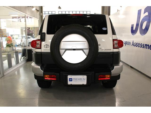 FJクルーザー カラーパッケージP/T4WD★1GR-FEタイミングチェーン ★BFGoodrichTrail-TerrainT/Aホワイトレタータイヤ&純OP17AW/サイドステップ/プライバシーガラス☆クルコン☆リアスポ☆純SDナビTVバックモニターETC☆リモコンキー2本(5枚目)