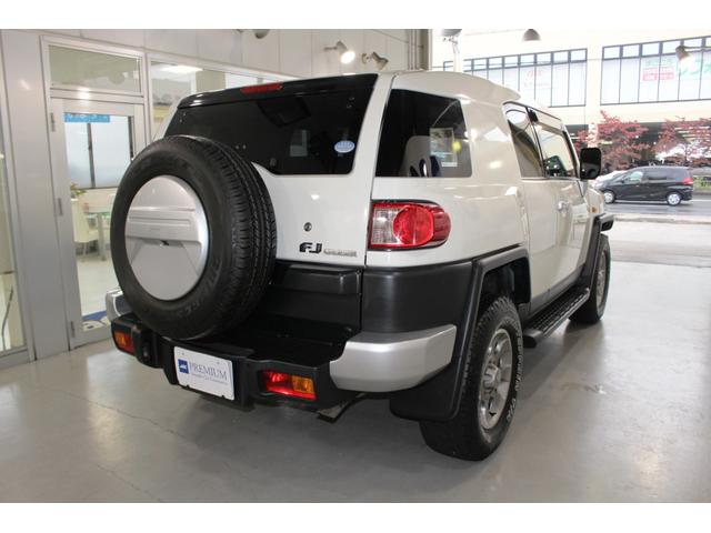 FJクルーザー カラーパッケージP/T4WD★1GR-FEタイミングチェーン ★BFGoodrichTrail-TerrainT/Aホワイトレタータイヤ&純OP17AW/サイドステップ/プライバシーガラス☆クルコン☆リアスポ☆純SDナビTVバックモニターETC☆リモコンキー2本(6枚目)