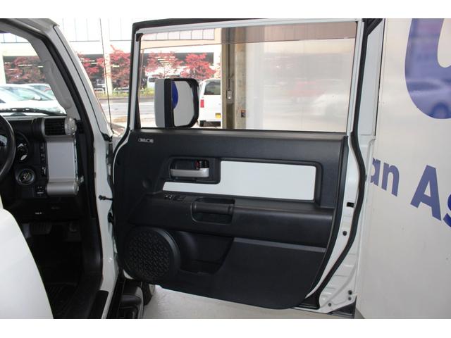 FJクルーザー カラーパッケージP/T4WD★1GR-FEタイミングチェーン ★BFGoodrichTrail-TerrainT/Aホワイトレタータイヤ&純OP17AW/サイドステップ/プライバシーガラス☆クルコン☆リアスポ☆純SDナビTVバックモニターETC☆リモコンキー2本(31枚目)