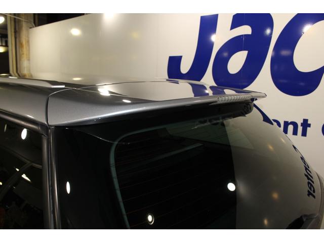 ★リアスポイラー／リアプレイバシーガラス。