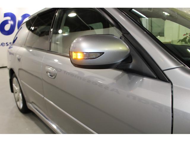 ウインカー付き電動格納・調整ドアミラー。