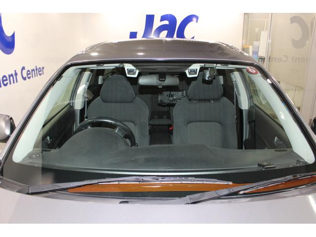 フロントガラスにも大きなキズやダメージはございません。