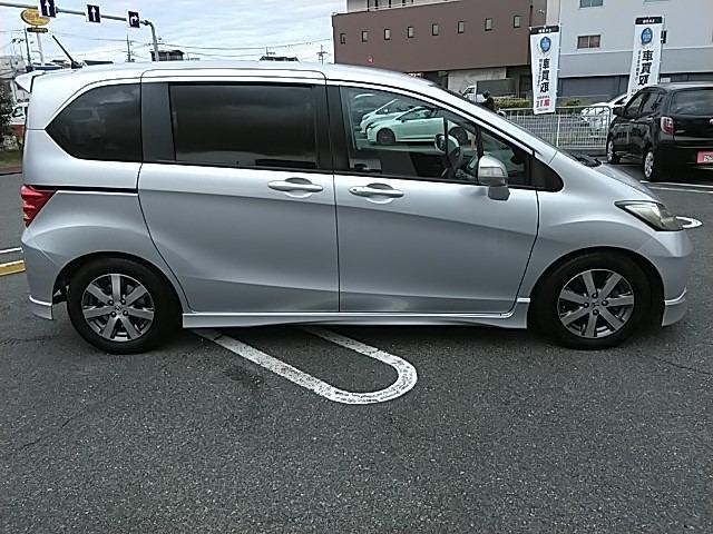 フリード G エアロ ワンオーナーユーザー買取車・片側パワースライドドア・地デジフルセグナビ・バックカメラ・ETC(4枚目)