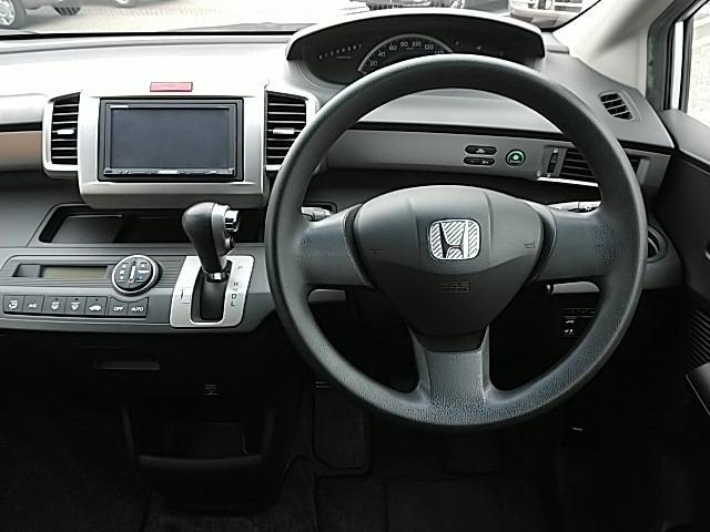 フリード G エアロ ワンオーナーユーザー買取車・片側パワースライドドア・地デジフルセグナビ・バックカメラ・ETC(14枚目)