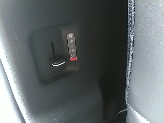 ハイエースバン 　ダークプライムＩＩ　トヨタセーフティーセンス　両側パワースライドドア　純正フルセグナビ　ビルトインＥＴＣ　パノラミックビューモニター　純正デジタルインナーミラー　ＬＥＤヘッドライト　スマートキー２個（23枚目）