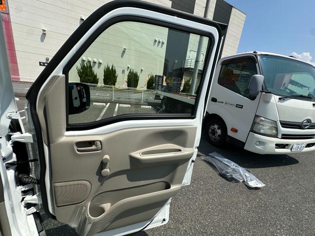 エブリイ ＰＡ　・届出済未使用車・スピーカー付きラジオ・純正フロアマット・バイザー・クリアランスソナー・アイドリングストップ・オートライト（12枚目）