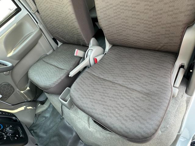 エブリイ ＰＡ　・届出済未使用車・スピーカー付きラジオ・純正フロアマット・バイザー・クリアランスソナー・アイドリングストップ・オートライト（23枚目）