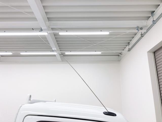 キャリイトラック 　ＫＵエアコンパワステ　修復歴なし　純正オーディオ（ＦＭ／ＡＭ）　ＡＴ（３速）　４ＷＤ　手動ミラー　マニュアルエアコン　ハロゲンヘッドライト　レベライザー　板カギ　マット　バイザー　パワーステアリング（19枚目）