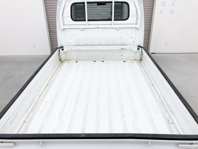 キャリイトラック 　ＫＵエアコンパワステ　修復歴なし　純正オーディオ（ＦＭ／ＡＭ）　ＡＴ（３速）　４ＷＤ　手動ミラー　マニュアルエアコン　ハロゲンヘッドライト　レベライザー　板カギ　マット　バイザー　パワーステアリング（21枚目）