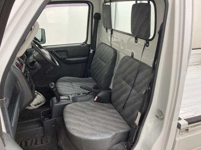 キャリイトラック 　ＫＵエアコンパワステ　修復歴なし　純正オーディオ（ＦＭ／ＡＭ）　ＡＴ（３速）　４ＷＤ　手動ミラー　マニュアルエアコン　ハロゲンヘッドライト　レベライザー　板カギ　マット　バイザー　パワーステアリング（24枚目）