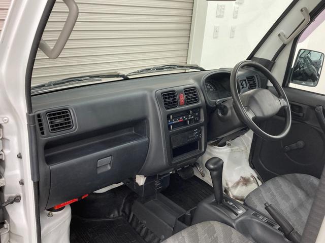 キャリイトラック 　ＫＵエアコンパワステ　修復歴なし　純正オーディオ（ＦＭ／ＡＭ）　ＡＴ（３速）　４ＷＤ　手動ミラー　マニュアルエアコン　ハロゲンヘッドライト　レベライザー　板カギ　マット　バイザー　パワーステアリング（25枚目）