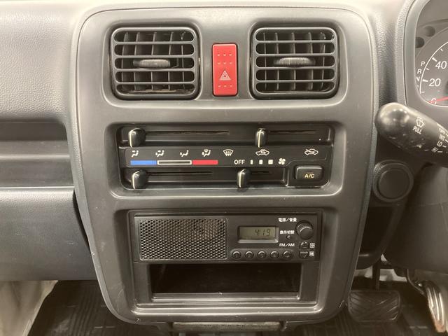 キャリイトラック 　ＫＵエアコンパワステ　修復歴なし　純正オーディオ（ＦＭ／ＡＭ）　ＡＴ（３速）　４ＷＤ　手動ミラー　マニュアルエアコン　ハロゲンヘッドライト　レベライザー　板カギ　マット　バイザー　パワーステアリング（28枚目）