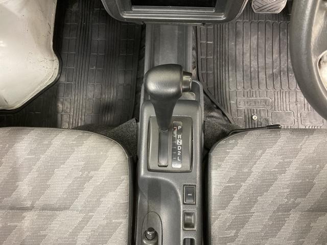 キャリイトラック 　ＫＵエアコンパワステ　修復歴なし　純正オーディオ（ＦＭ／ＡＭ）　ＡＴ（３速）　４ＷＤ　手動ミラー　マニュアルエアコン　ハロゲンヘッドライト　レベライザー　板カギ　マット　バイザー　パワーステアリング（29枚目）