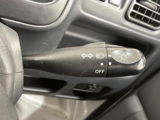 キャリイトラック 　ＫＵエアコンパワステ　修復歴なし　純正オーディオ（ＦＭ／ＡＭ）　ＡＴ（３速）　４ＷＤ　手動ミラー　マニュアルエアコン　ハロゲンヘッドライト　レベライザー　板カギ　マット　バイザー　パワーステアリング（33枚目）