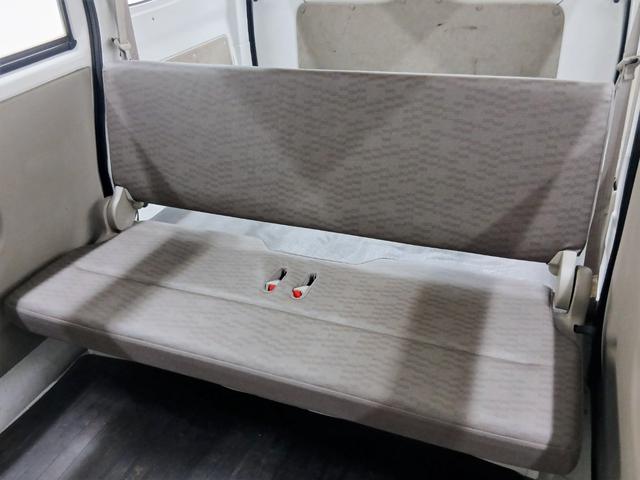 エブリイ ＰＡ　修復歴なし　純正オーディオ（ＦＭ／ＡＭ）　手動ミラー　５ＡＧＳ　Ｗエアバッグ　マニュアルエアコン　ハロゲンヘッドライト　両側スライドドア　レベライザー　板カギ　パワーステアリング　マット　バイザー（23枚目）